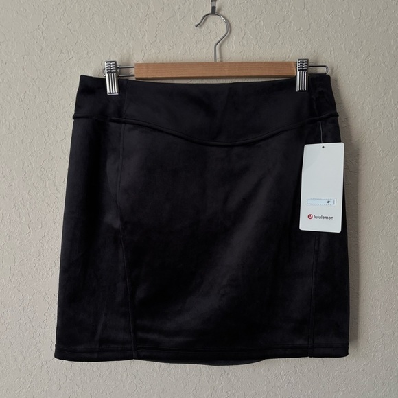 Lululemon | Women's Scuba High-Rise Velvet Mini Skirt Black Size Medium NWT - Picture 3 of 8